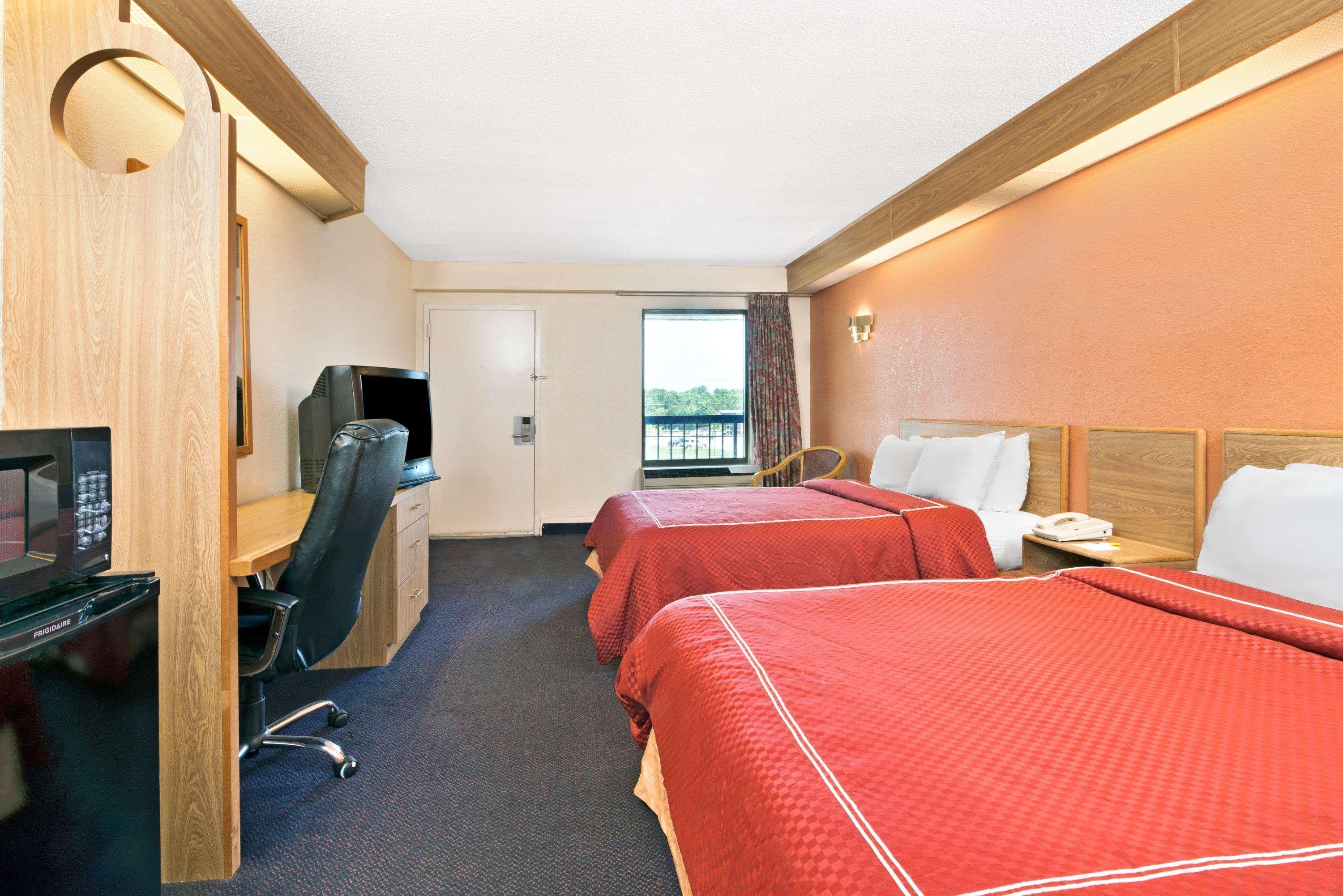 Days Inn By Wyndham Charlotte Northlake Dış mekan fotoğraf