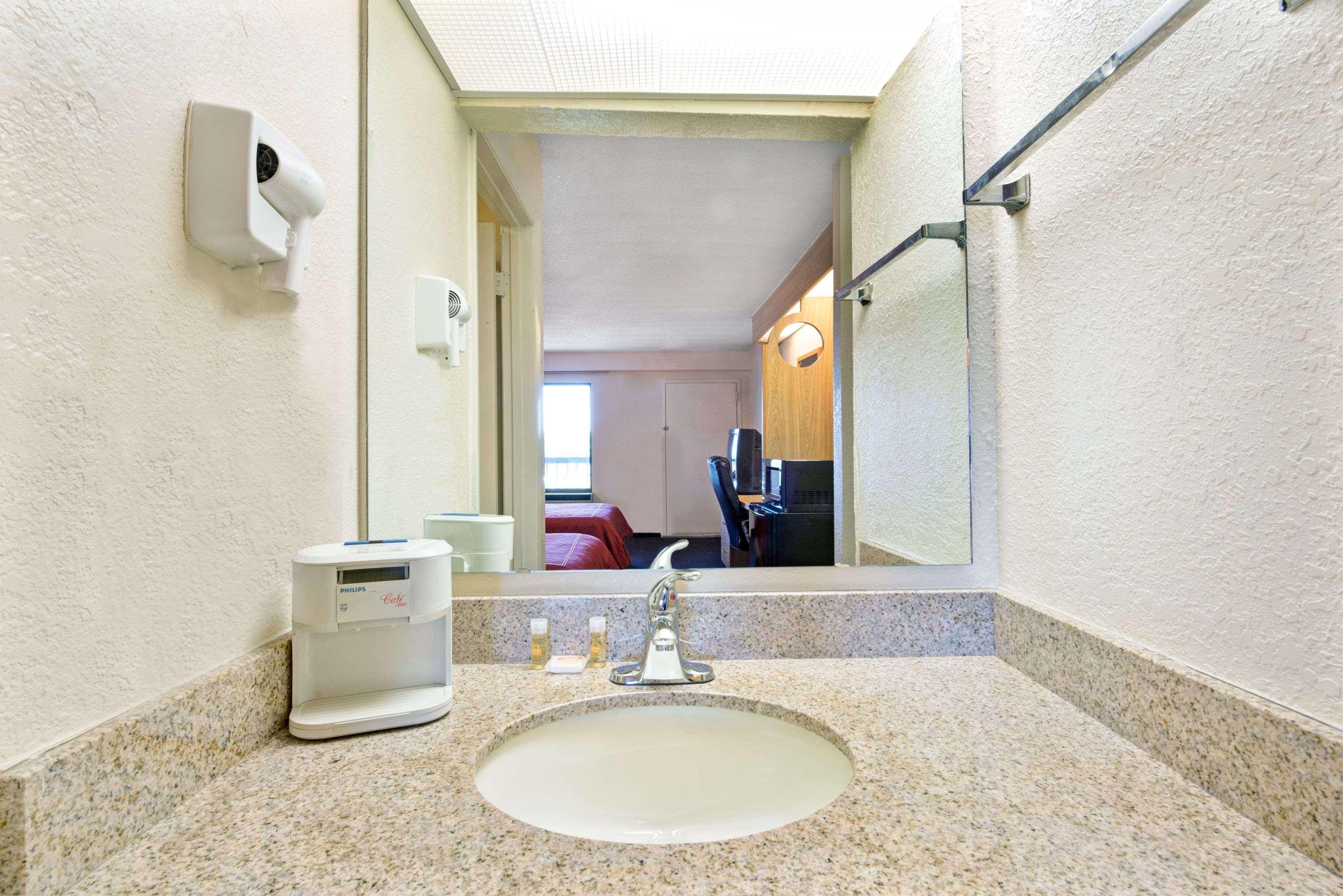 Days Inn By Wyndham Charlotte Northlake Dış mekan fotoğraf