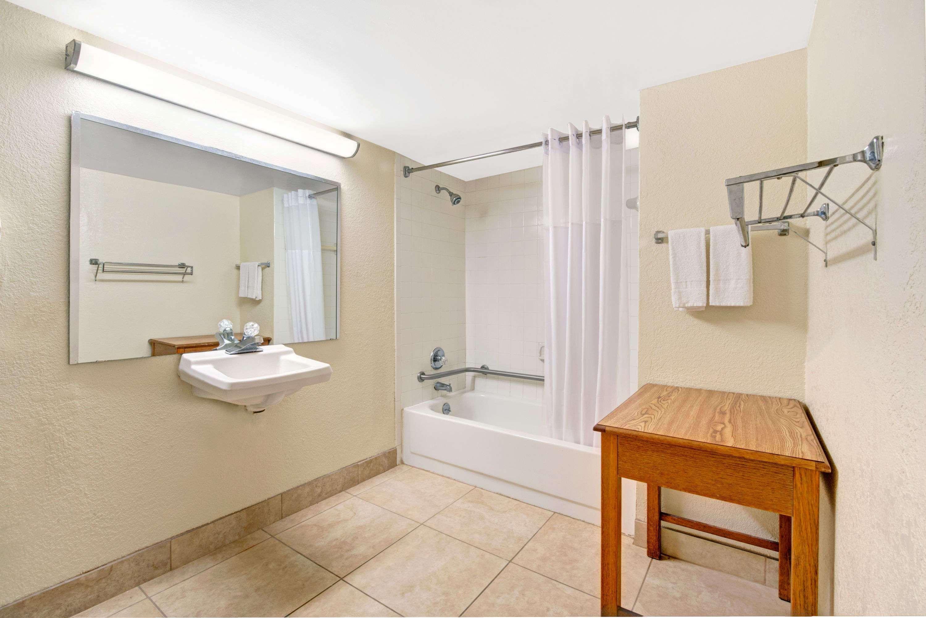 Days Inn By Wyndham Charlotte Northlake Dış mekan fotoğraf