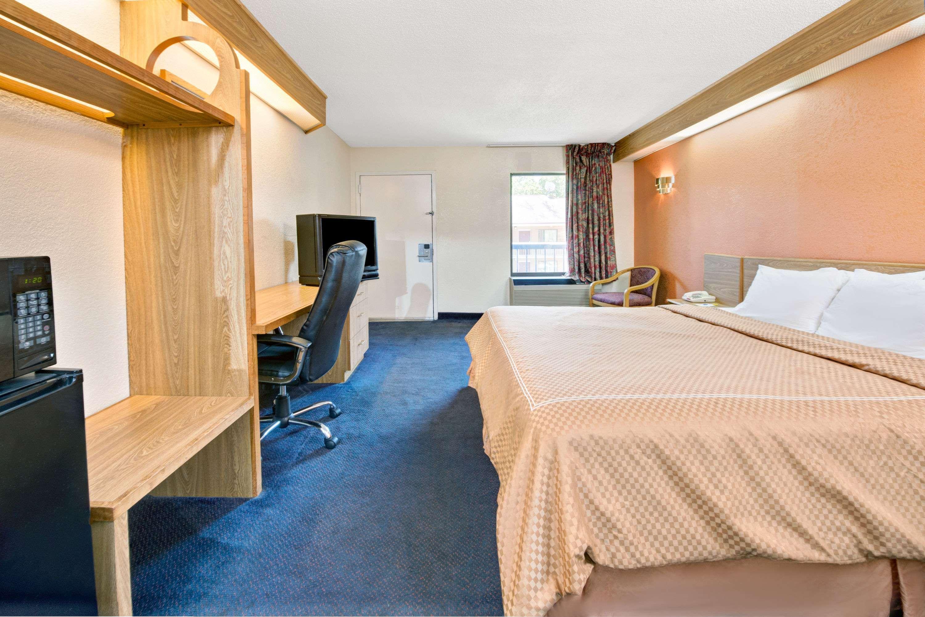 Days Inn By Wyndham Charlotte Northlake Dış mekan fotoğraf
