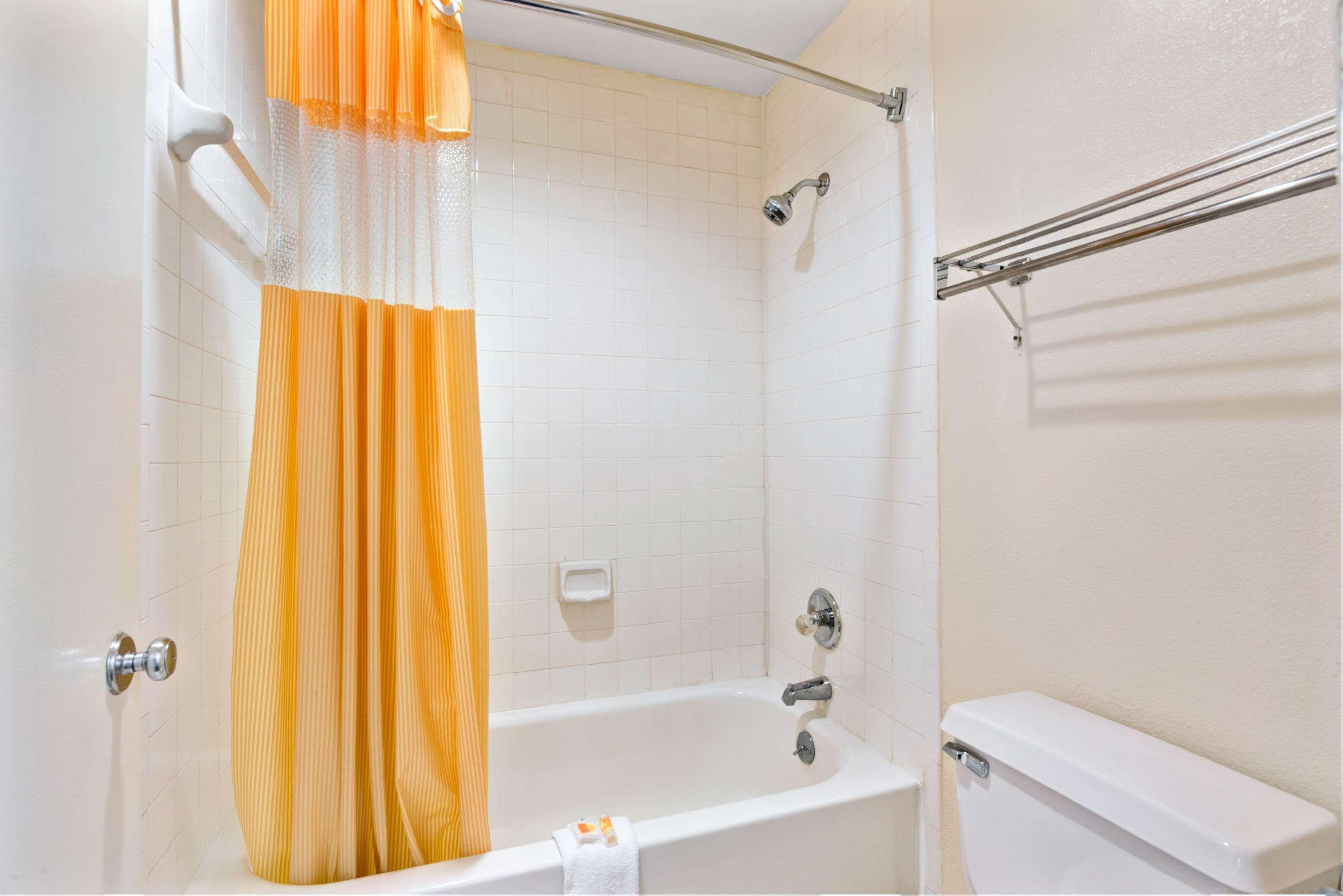Days Inn By Wyndham Charlotte Northlake Dış mekan fotoğraf