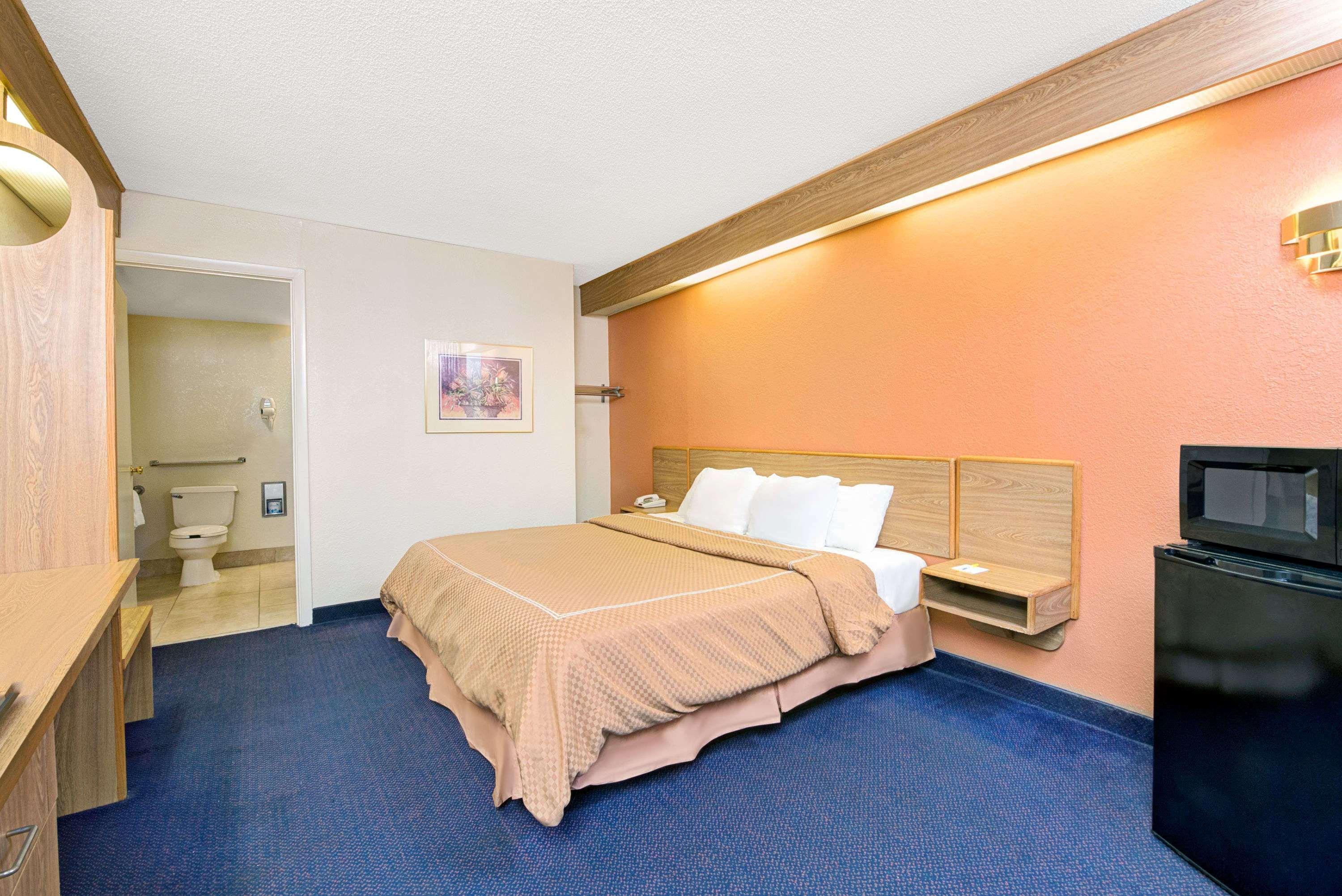 Days Inn By Wyndham Charlotte Northlake Dış mekan fotoğraf