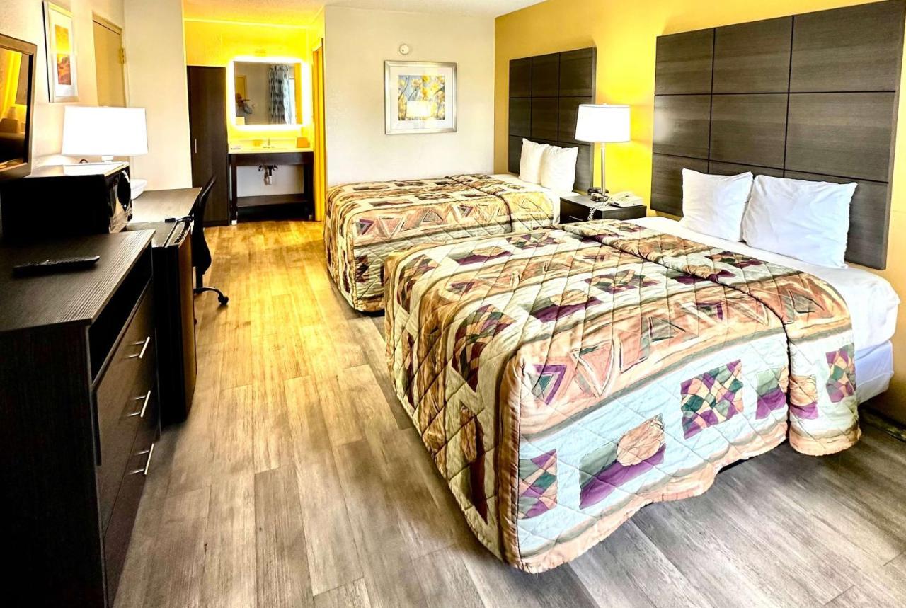 Days Inn By Wyndham Charlotte Northlake Dış mekan fotoğraf