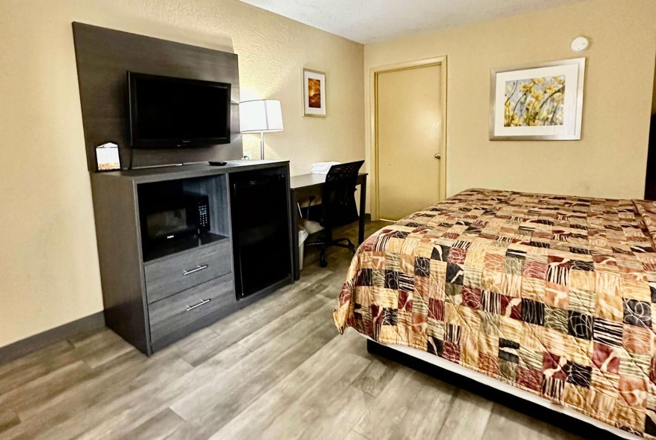 Days Inn By Wyndham Charlotte Northlake Dış mekan fotoğraf