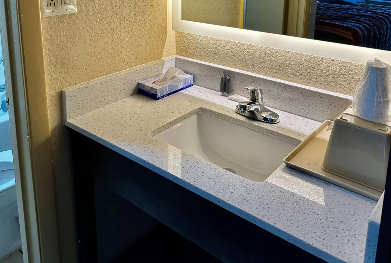 Days Inn By Wyndham Charlotte Northlake Dış mekan fotoğraf