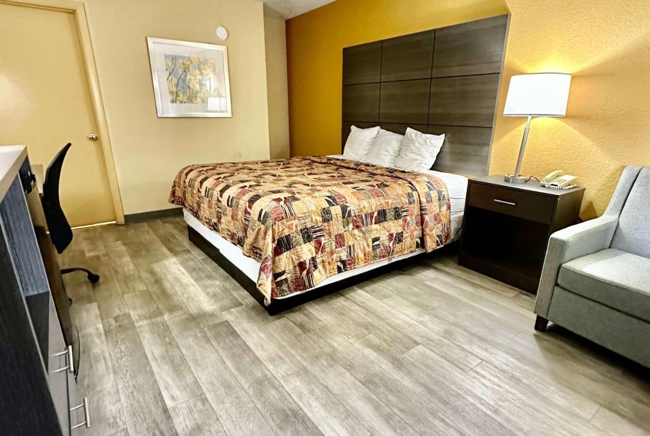 Days Inn By Wyndham Charlotte Northlake Dış mekan fotoğraf