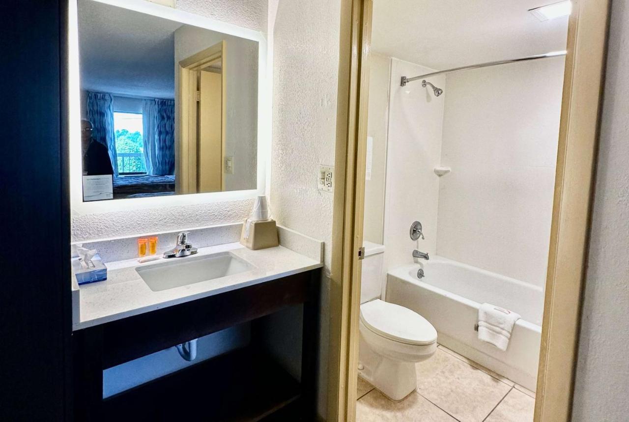 Days Inn By Wyndham Charlotte Northlake Dış mekan fotoğraf