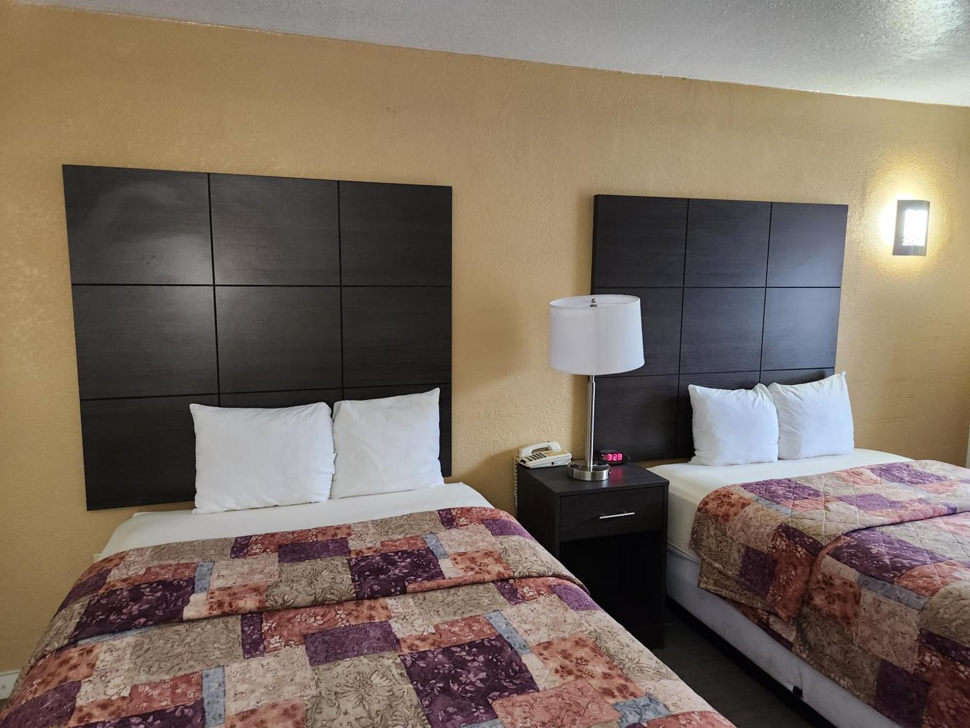 Days Inn By Wyndham Charlotte Northlake Dış mekan fotoğraf