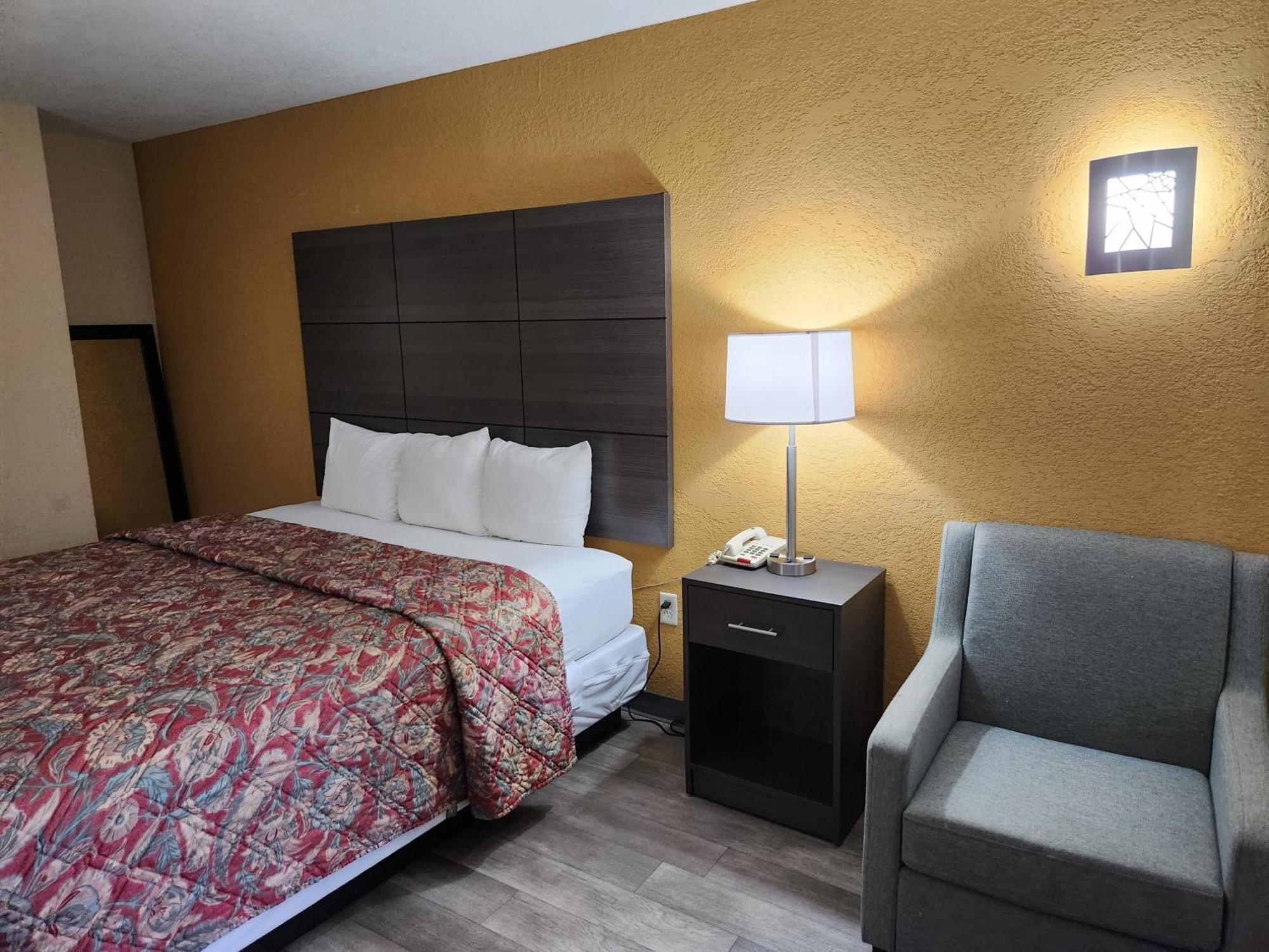 Days Inn By Wyndham Charlotte Northlake Dış mekan fotoğraf
